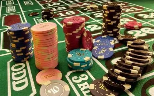 Antarmuka permainan slot daya 4d dengan gulungan berwarna-warni dan tombol putar